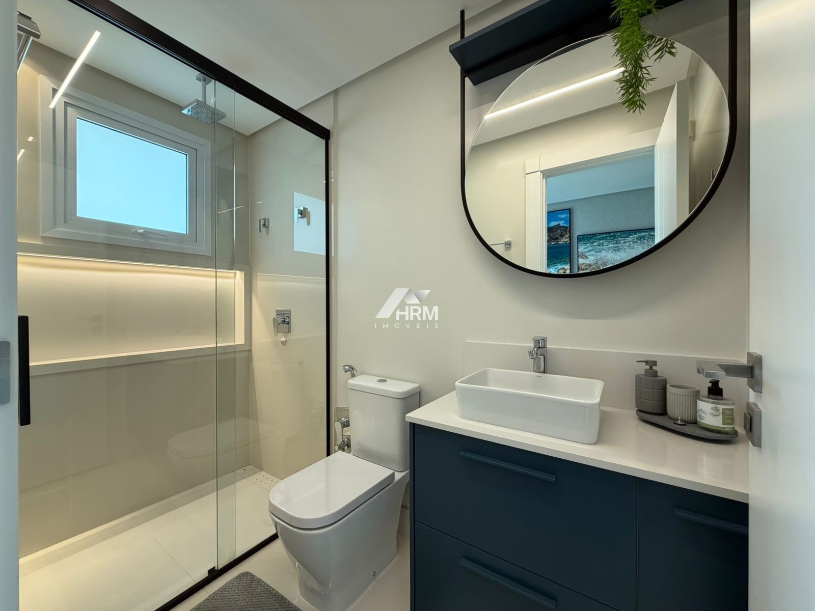 Apartamento 04 suítes e 06 banheiros, frente mar em Balneário Camboriú