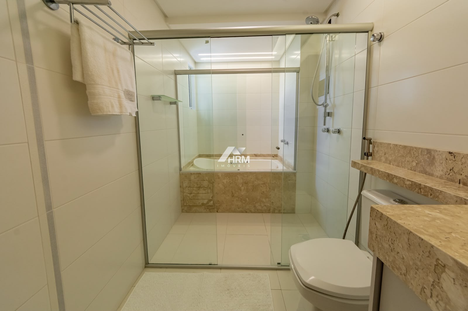 Apartamento de 03 suítes em Balneário Camboriú.