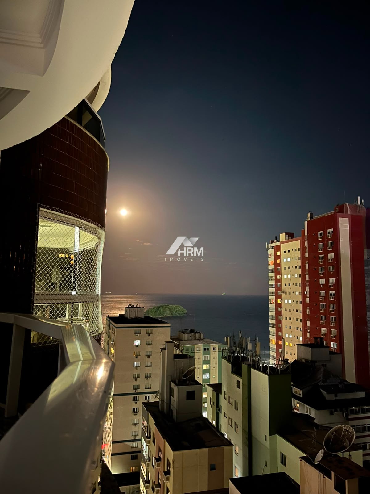 Apartamento Vista Mar, Mobiliado e com 01 Suíte. Centro, Balneário Camboriú.
