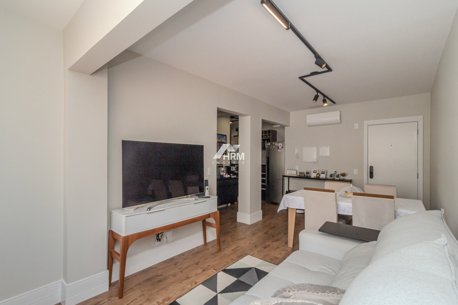 Apartamento com 2 quartos, sendo 1 suíte no Centro de Balneário Camboriú.