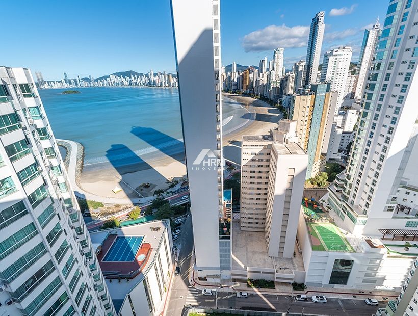 Apartamento com Vista Panorâmica e 04 Quartos, Sendo 02 Suítes. Balneário Camboriú.