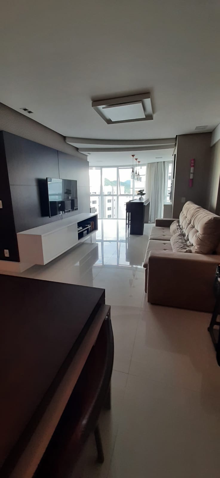 Apartamento mobiliado na Av. Brasil com 03 suítes e 03 vagas.