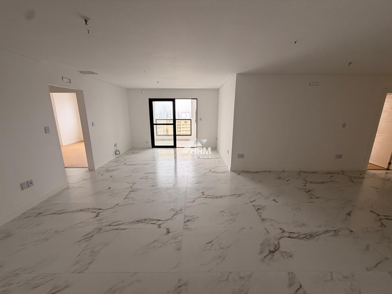 Apartamento com 04 suítes no centro de Balneário Camboriú.