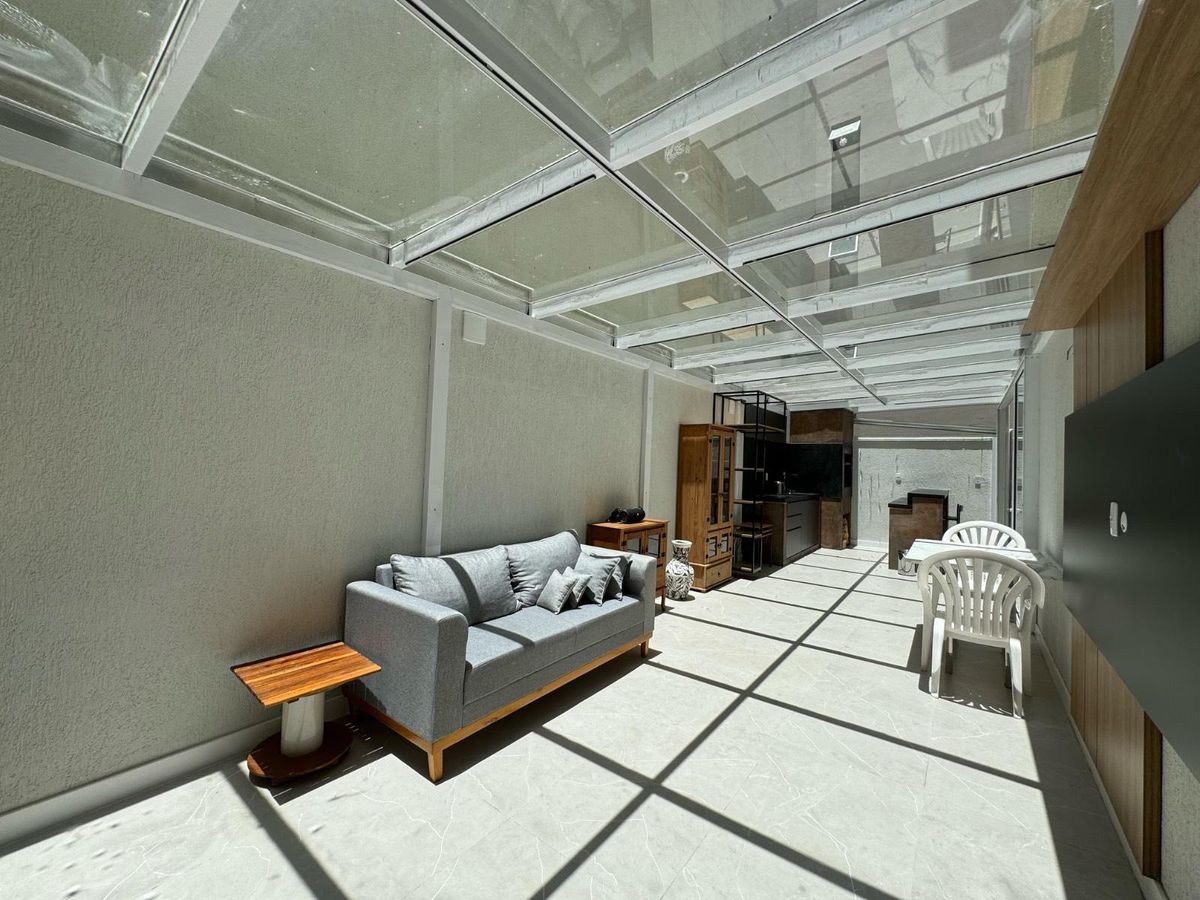 Apartamento diferenciado, reformado, mobiliado e com 2 quartos no Centro de Balneário Camboriú.