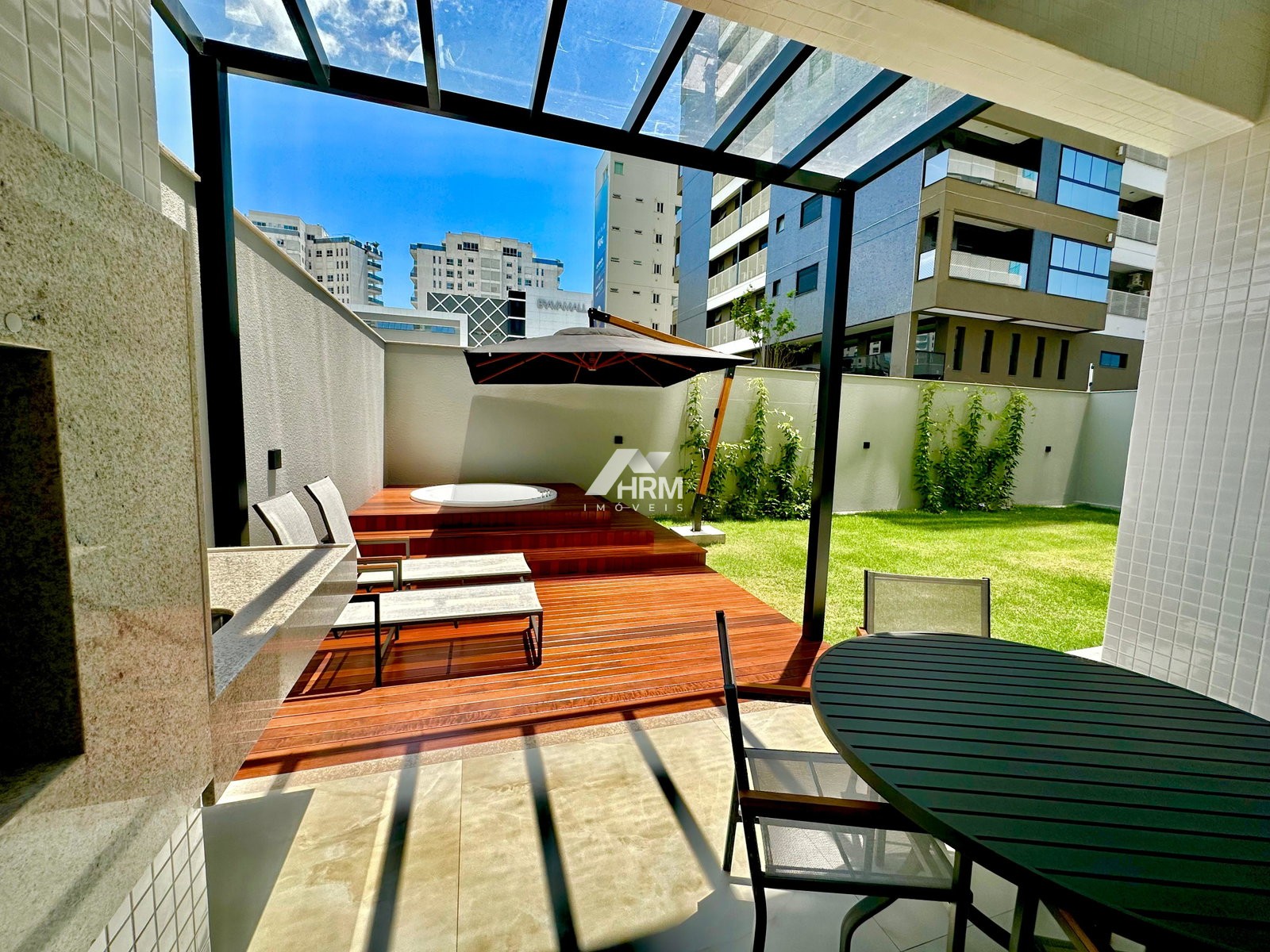 Apartamento Decorado, com 03 Suítes e 03 Vagas de Garagem. Praia Brava, Itajaí.