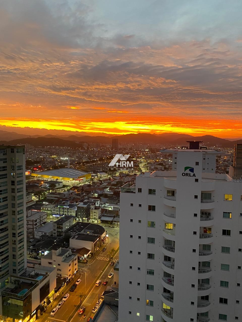 Excelente apartamento a venda totalmente mobiliado, decorado e equipado em Balneário Camboriú/SC.