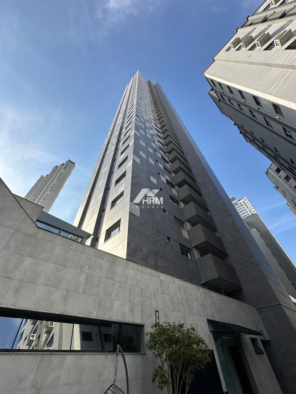 Apartamento com Ótima localização, 04 Suítes e Garagem Privativa no Centro de Balneário Camboriú.