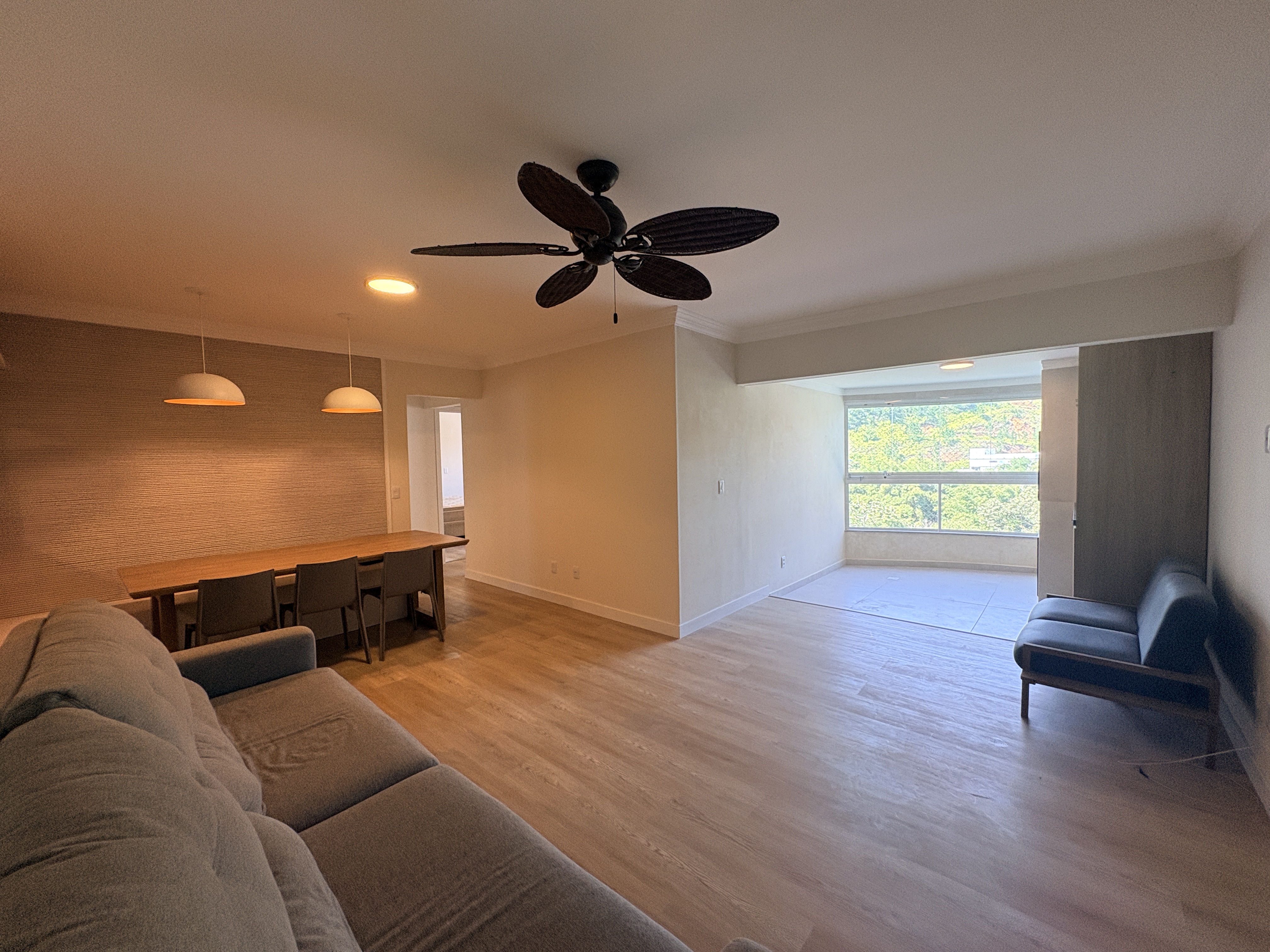 Apartamento reformado com 03 quartos e 02 vagas na Praia Brava.