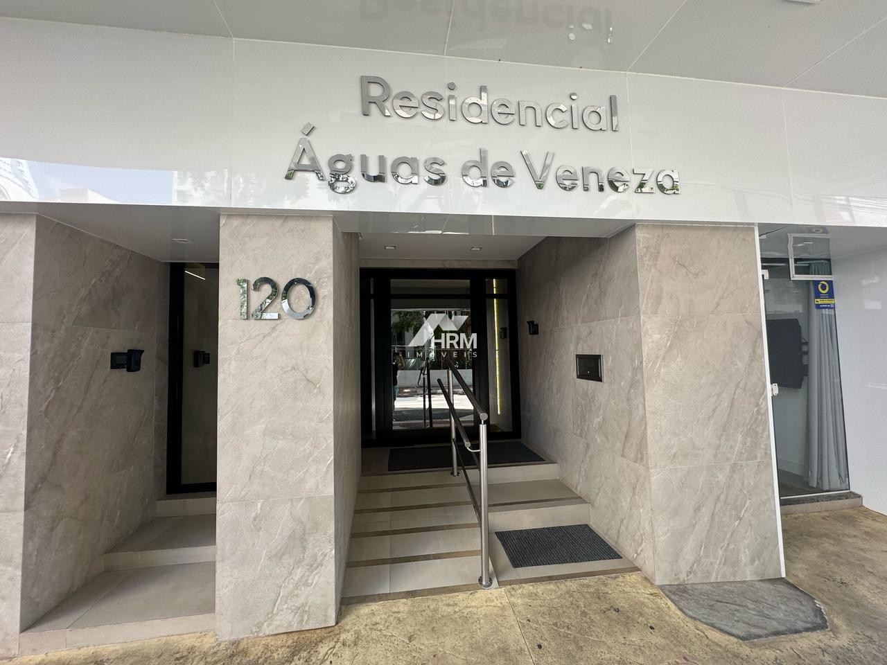 Apartamento de 03 quartos, sendo 01 suíte no Centro de Balneário Camboriú.
