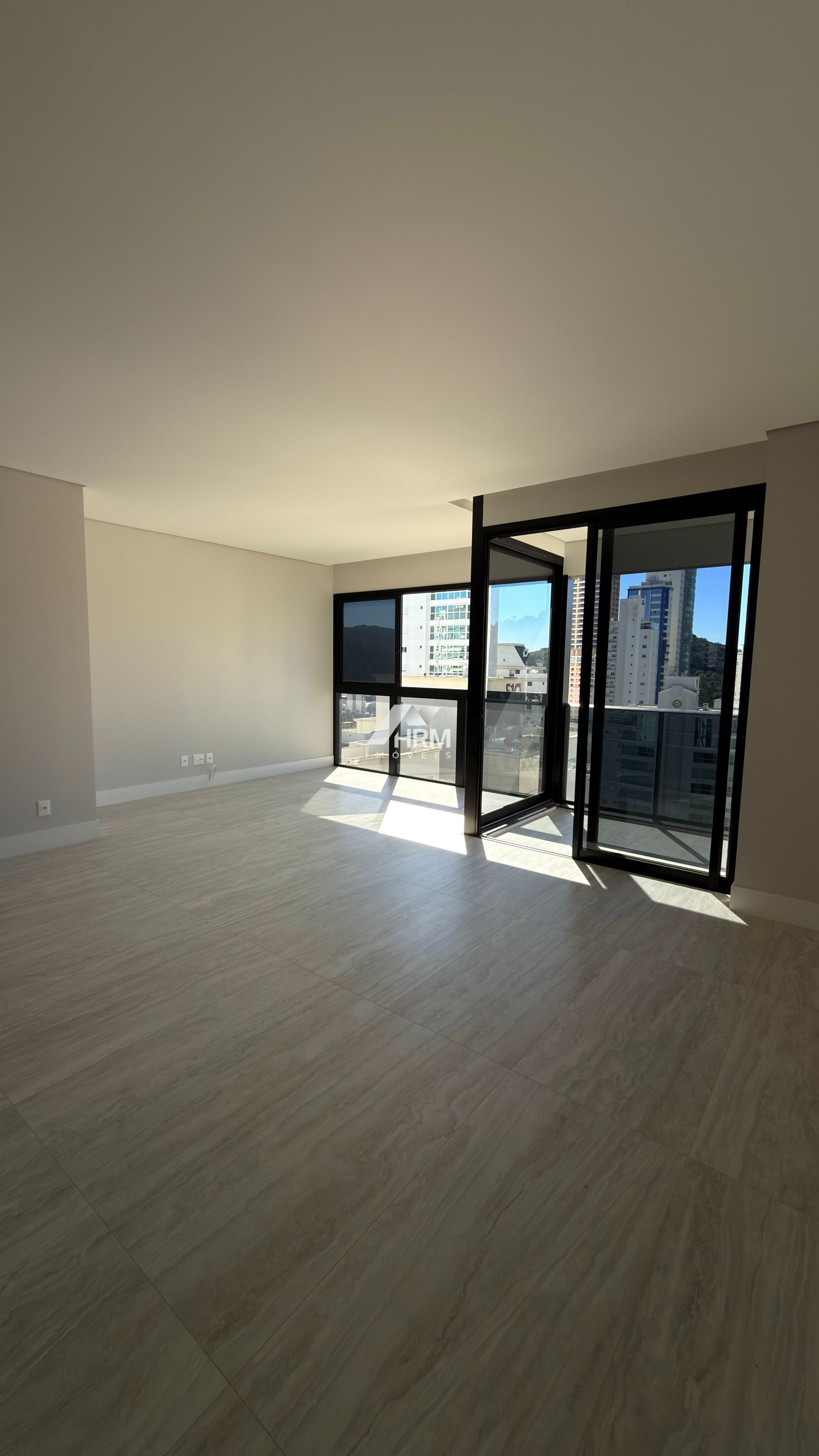 Apartamento 04 suítes + 04 vagas de garagem, Pioneiros, Balneário Camboriú.