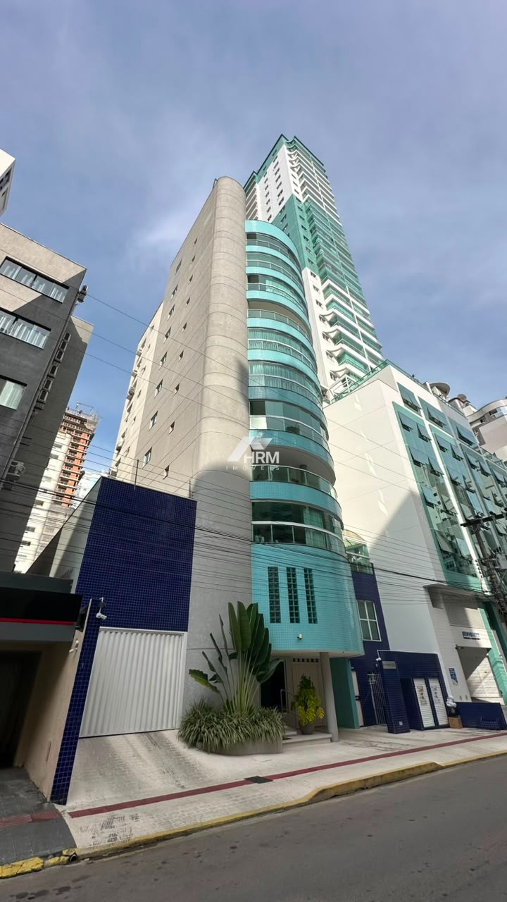 Apartamento de 03 quartos, sendo uma suíte. Centro, Bal. Camboriú.