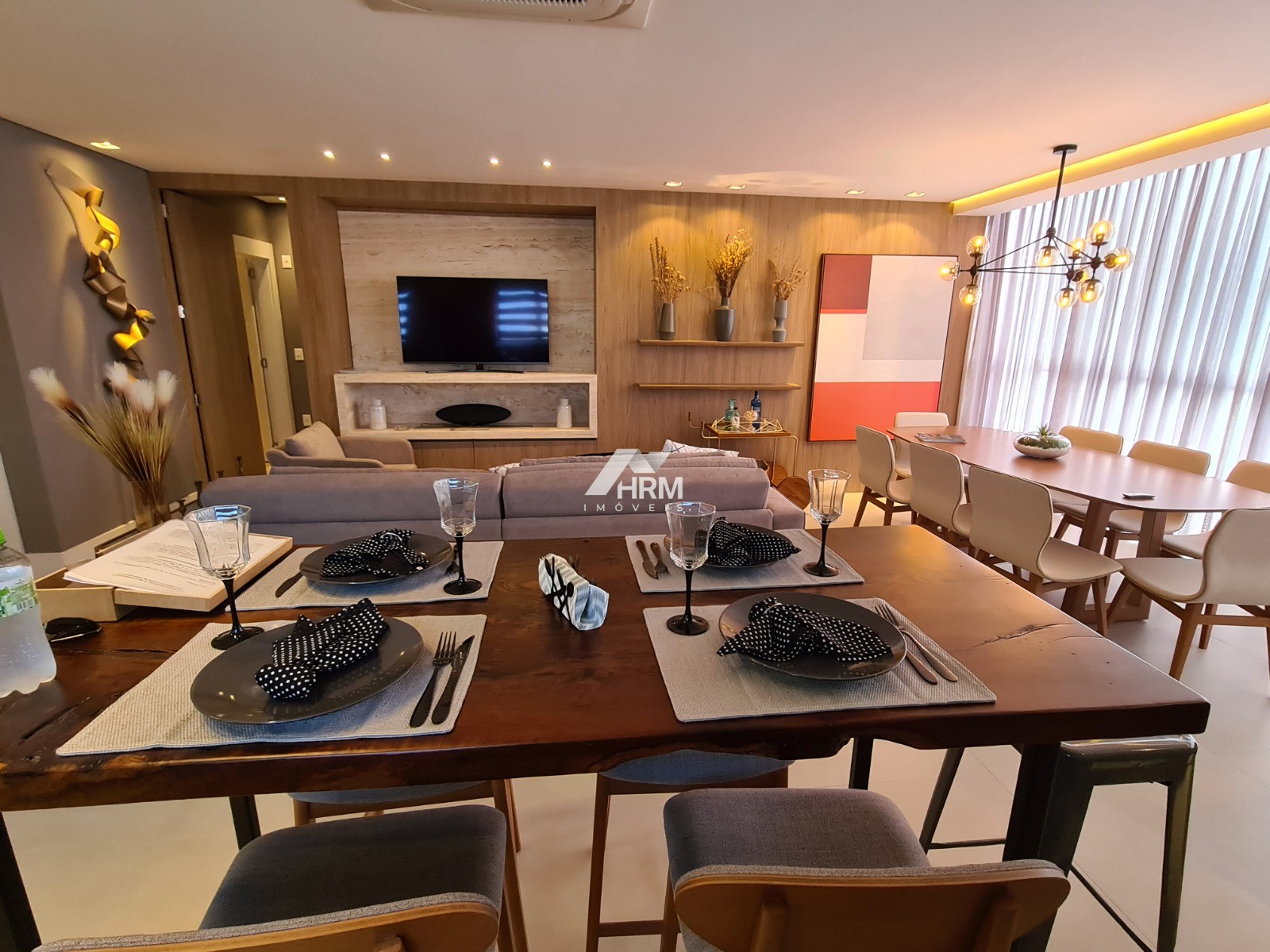 Excelente apartamento a venda totalmente mobiliado, decorado e equipado em Balneário Camboriú/SC.