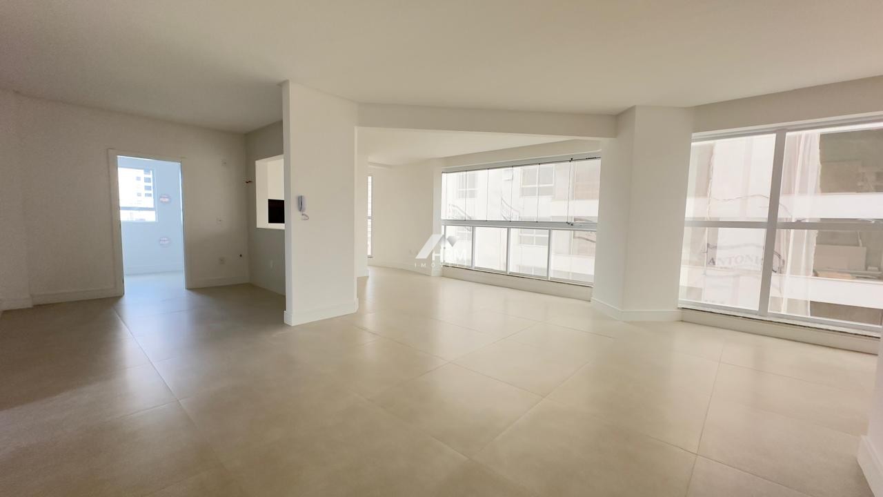 Apartamento com 03 Suítes, Sem Mobília no Bairro Meia Praia, em Itapema-SC.