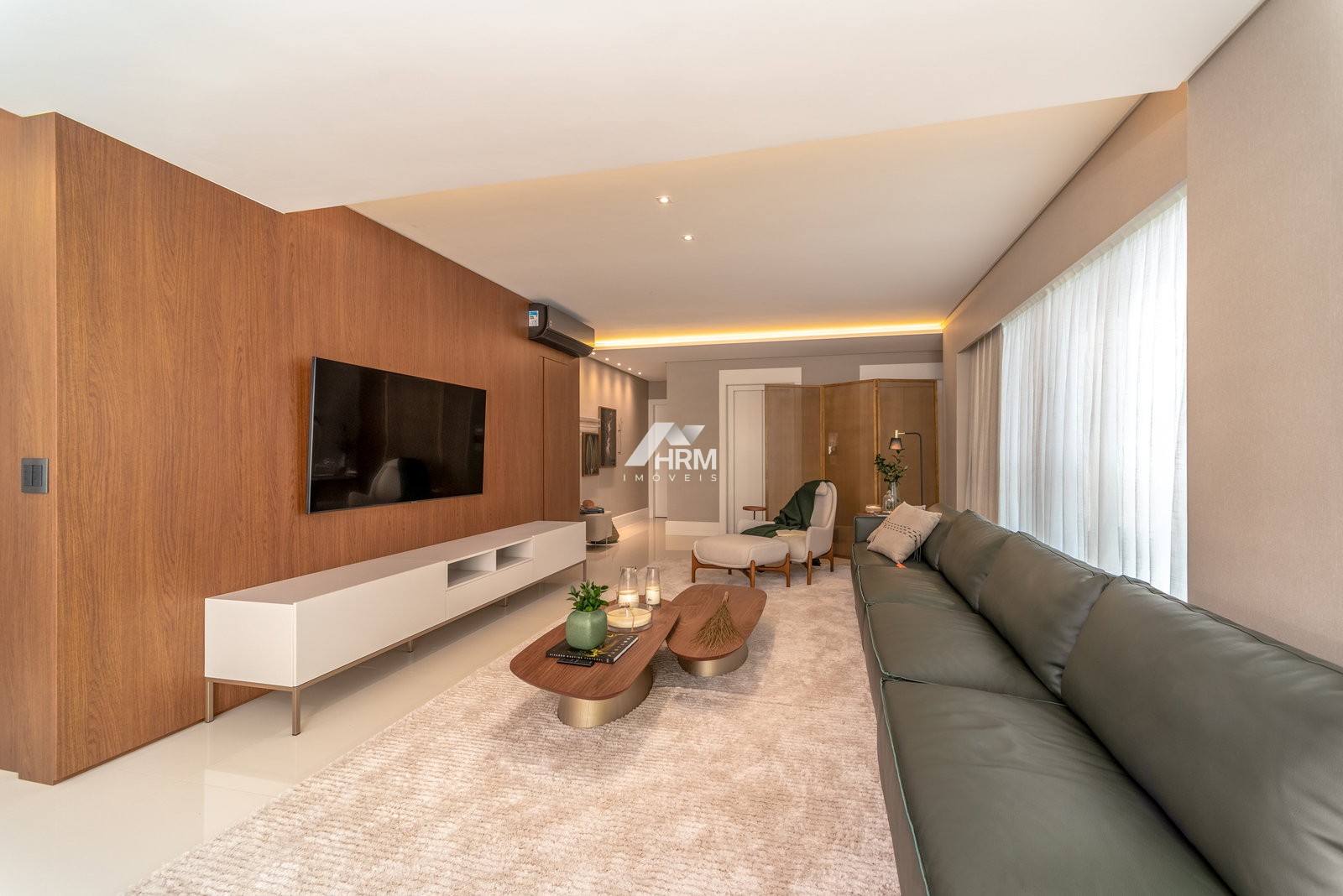 Apartamento com 04 Suítes, Frente Mar, Vista Panorâmica no Centro de Balneário Camboriú.