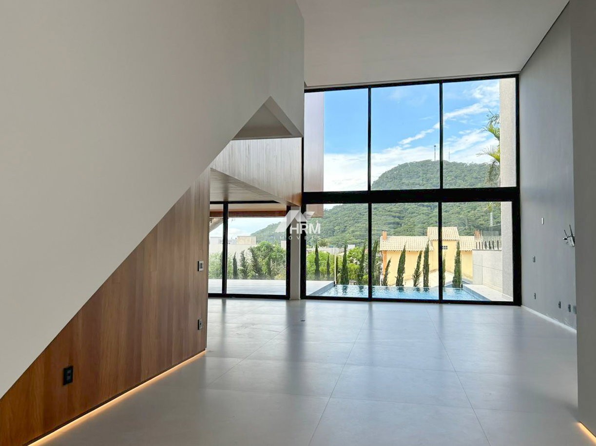 Casa Alto Padrão e Piso Aquecido no Bairro da Barra em Balneário Camboriú.