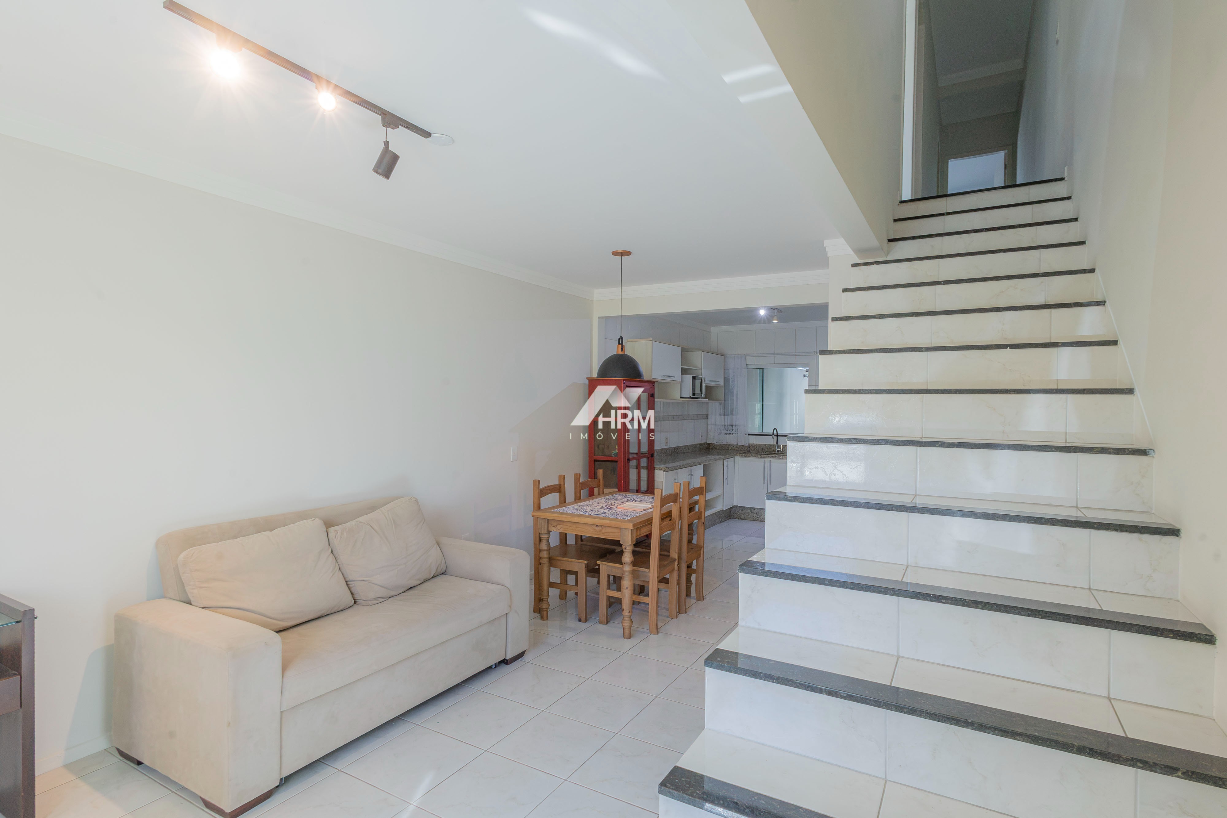 Casa em Balneário Camboriú, bairro Ariribá - 3 dorm (1 suíte), 2 vagas, 112m2 de área privativa.