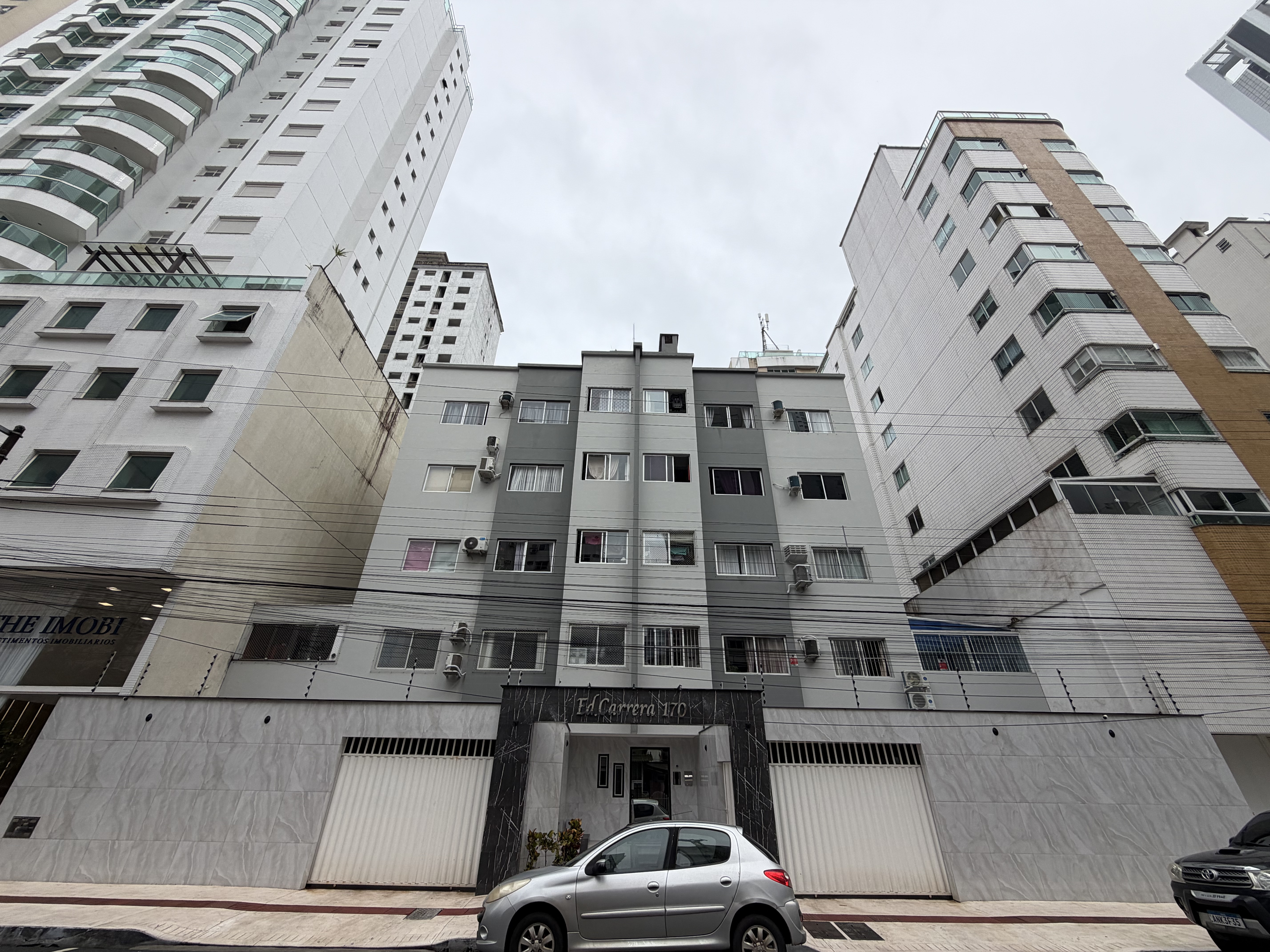 Apartamento com 02 quartos e 01 vaga privativa na Barra Sul de Balneário Camboriú.