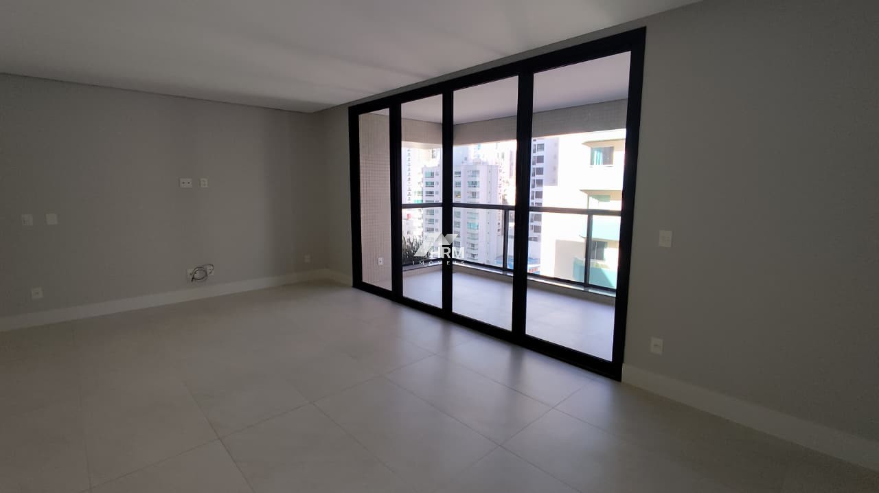 Apartamento com 04 quartos, sendo 02 suítes. Centro, Balneário Camboriú.