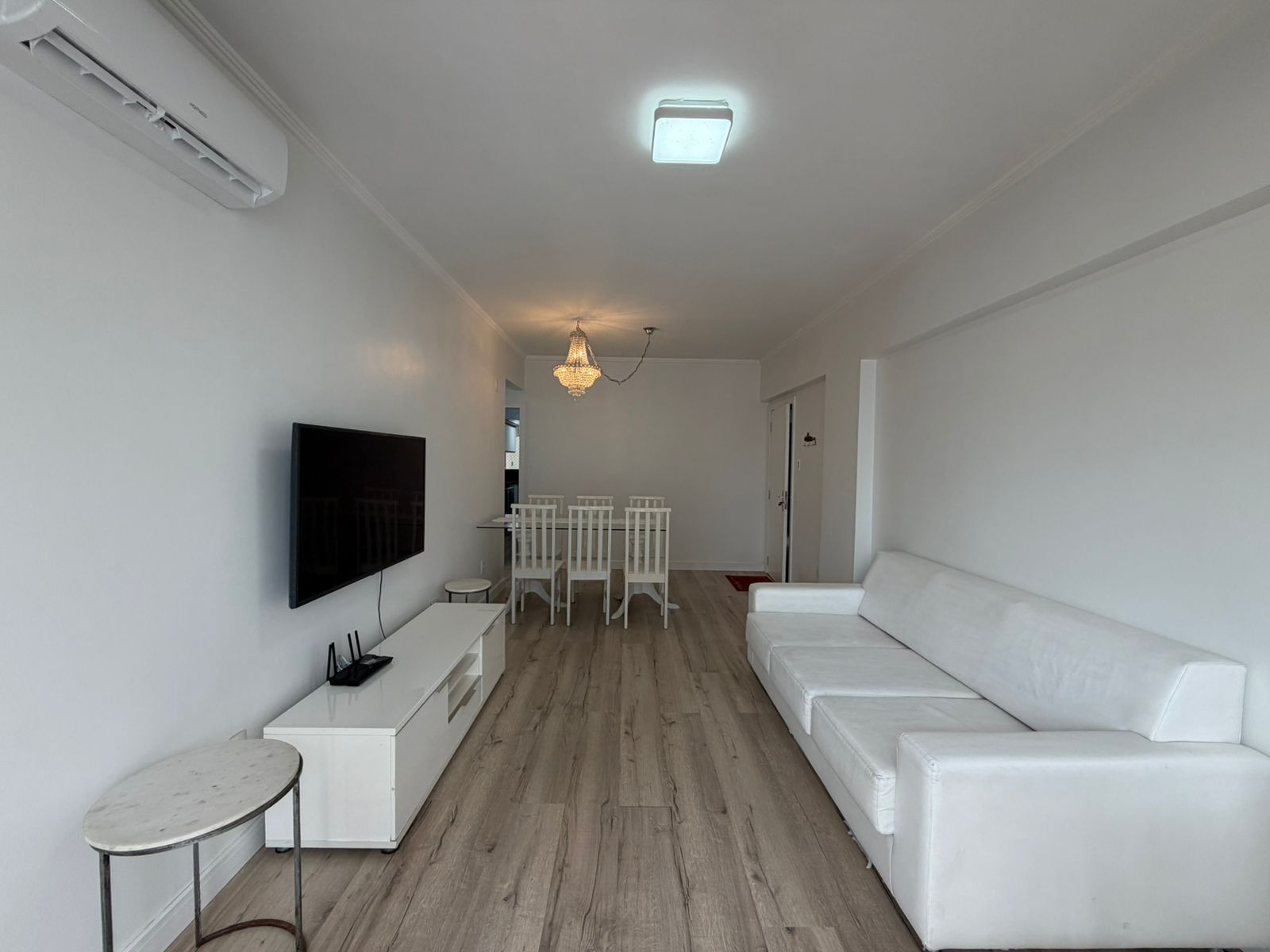 Apartamento amplo com 03 quartos e dependência ao lado do  Atlântico Shopping em Balneário Camboriú.