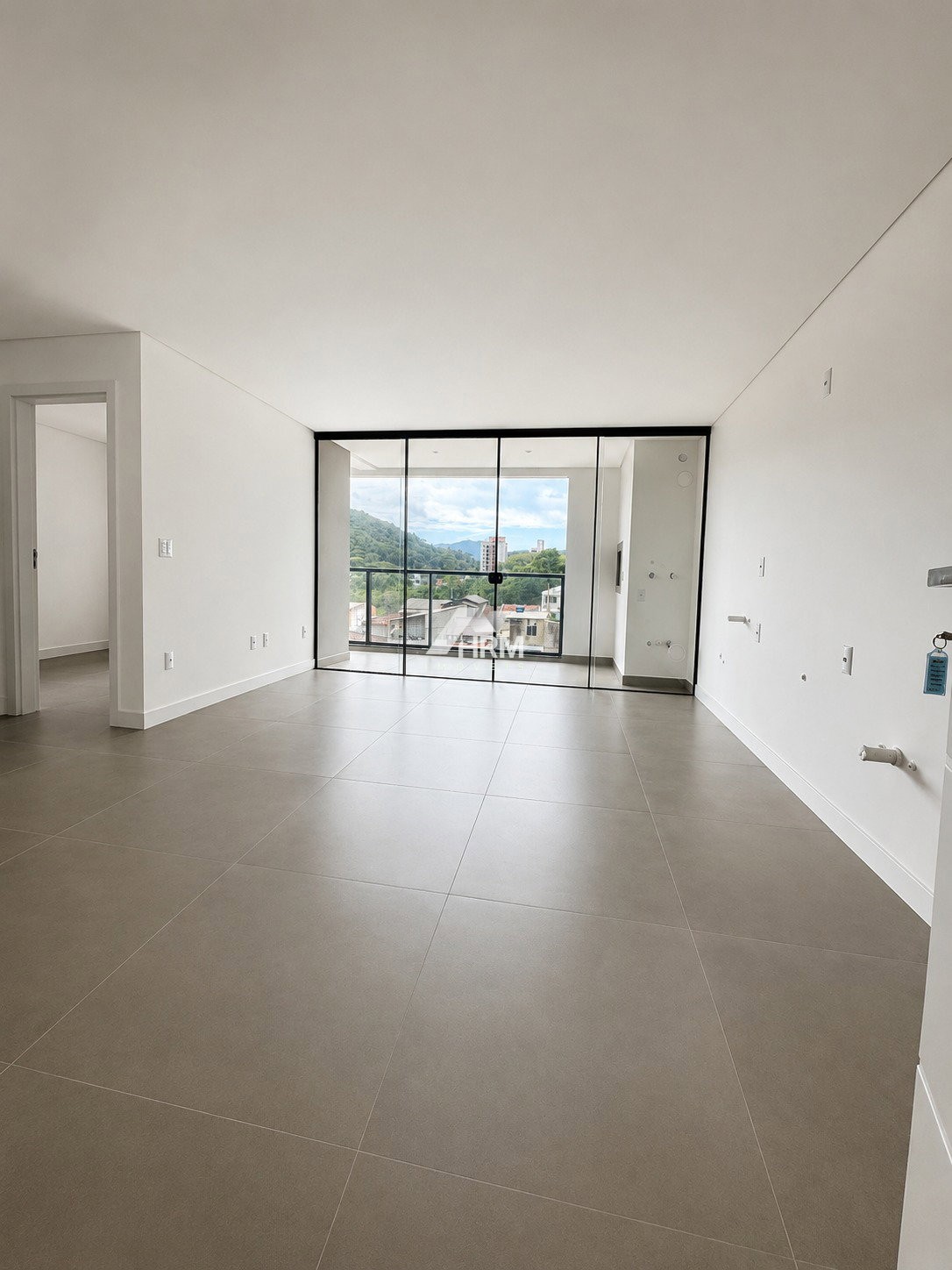 Apartamento com sacada, 02 quartos, sendo 01 suíte. Camboriú-SC.