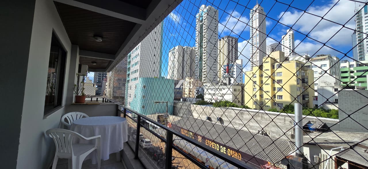 Apartamento de 03 quartos no Centro de Balneário Camboriú.