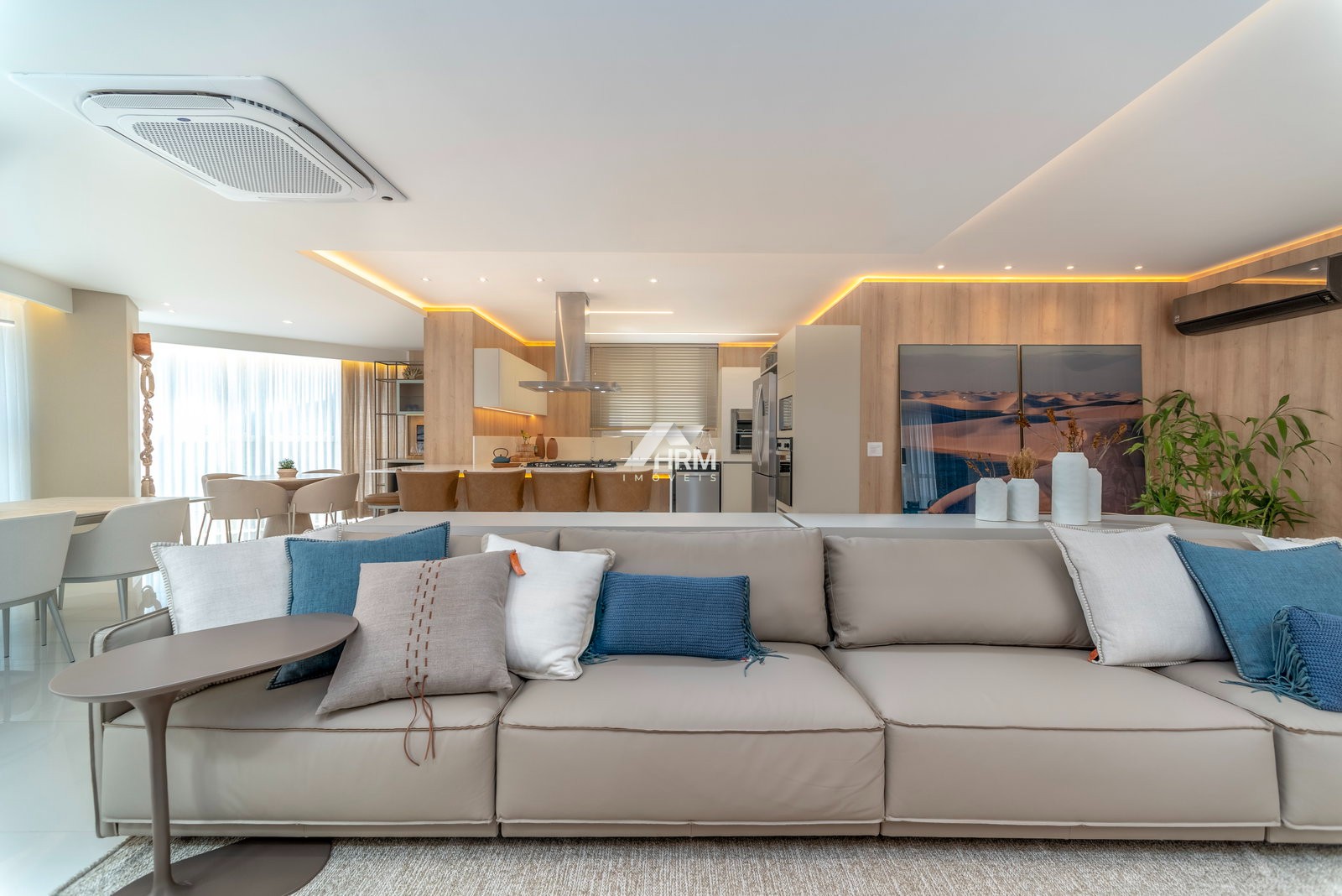 Apartamento Frente Mar e Mobiliado. Centro, Balneário Camboriú.