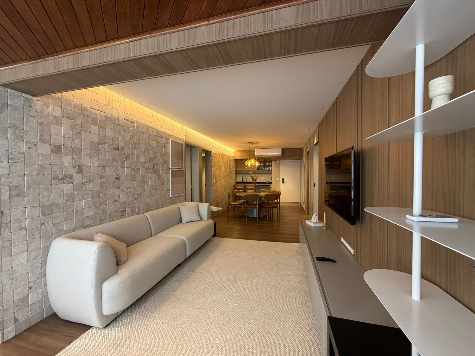 Apartamento com 3 suítes, mobiliado, equipado e decorado no Centro de Balneário Camboriú.