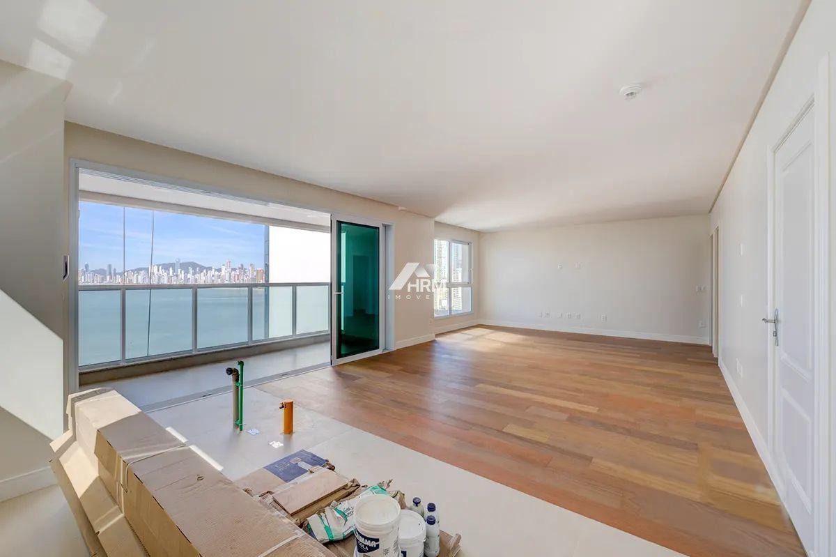 Apartamento Vista Para o Mar, com 03 Suítes no Bairro dos Pioneiros em Balneário Camboriú