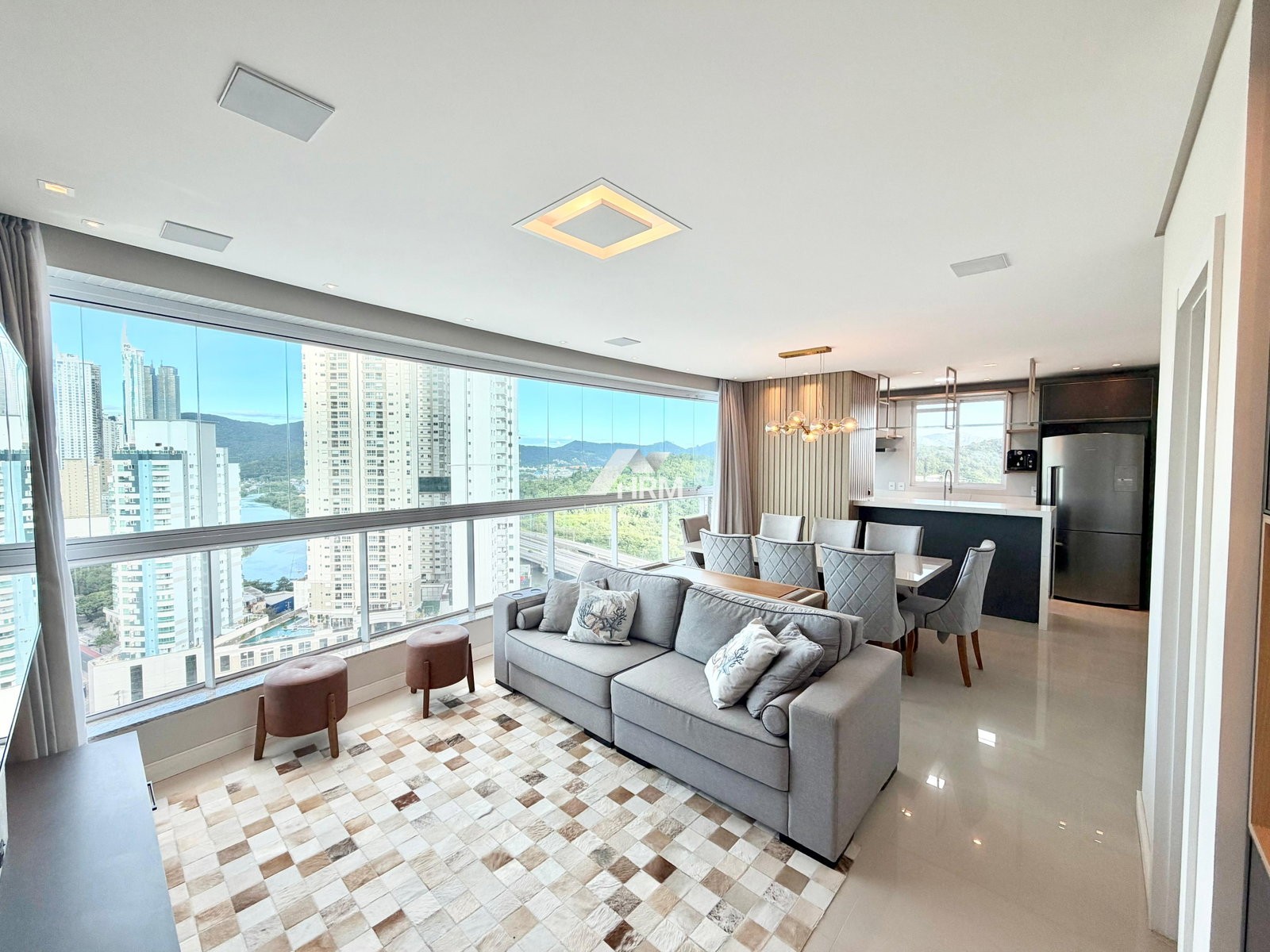 Apartamento de 03 suítes no Centro de Balneário Camboriú.
