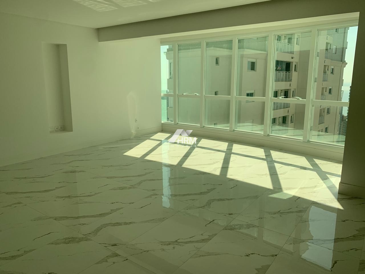 Apartamento Quadra Mar, 04 Suítes no Centro de Balneário Camboriú.