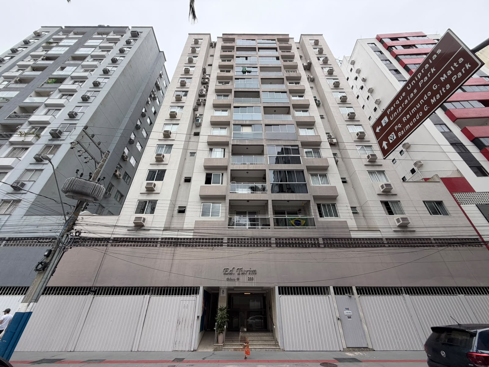 Apartamento diferenciado com 2 quartos acerca de 250m do mar de Balneário Camboriú.
