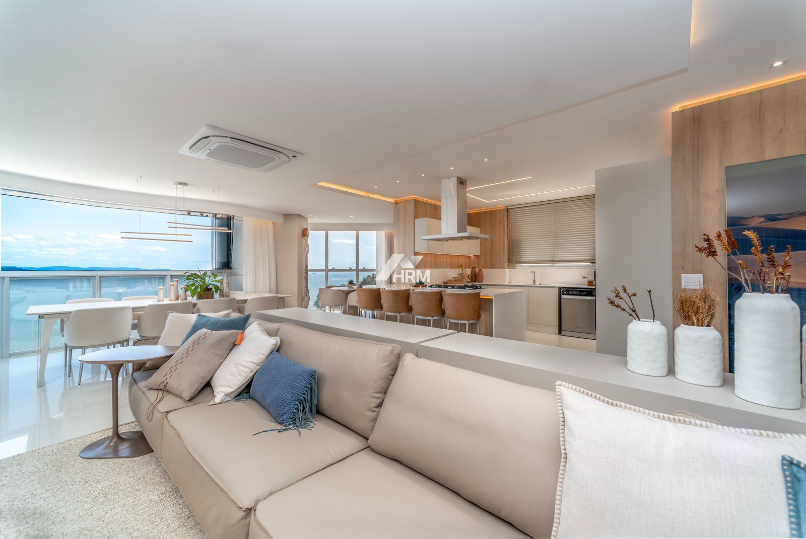 Apartamento Frente Mar e Mobiliado. Centro, Balneário Camboriú.