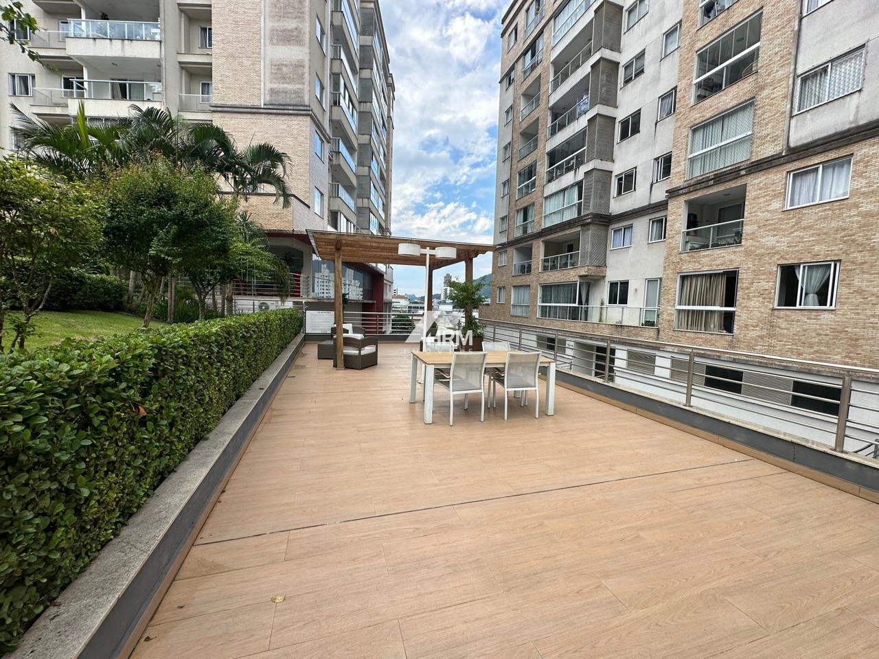 Apartamento com Vista Panorâmica, Varanda e Suíte no Tabuleiro, Camboriú-SC.