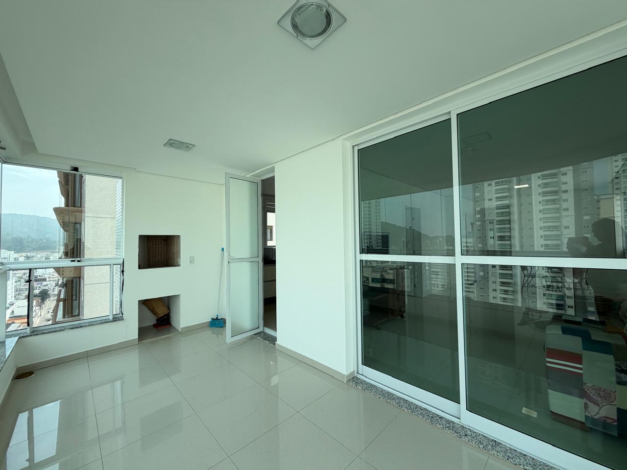 Apartamento com 03 suítes e 03 vagas no Centro de Balneário Camboriú.