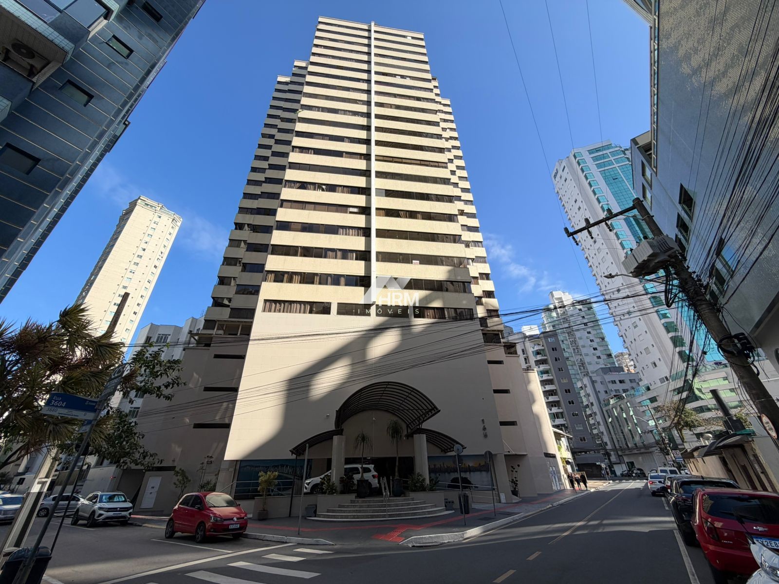Apartamento de 02 quartos, próximo ao mar no centro de Balneário Camboriú.