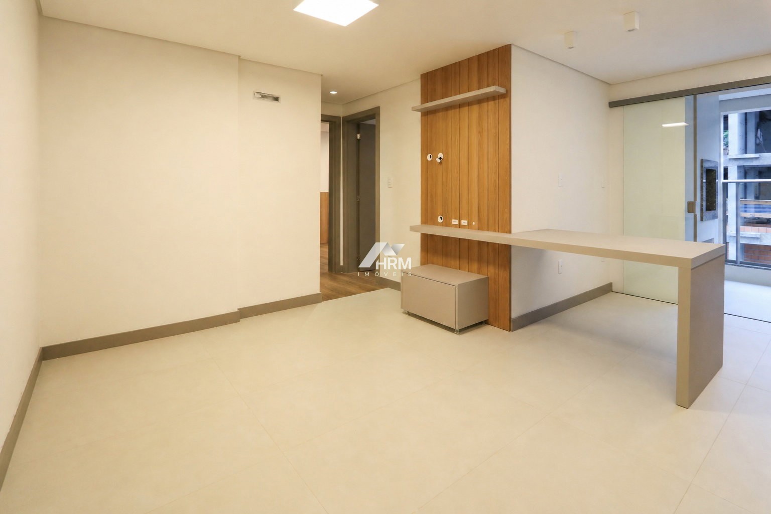 Apartamento com Suíte, Sacada com Churrasqueira e Mobília. Praia Brava, Itajaí.