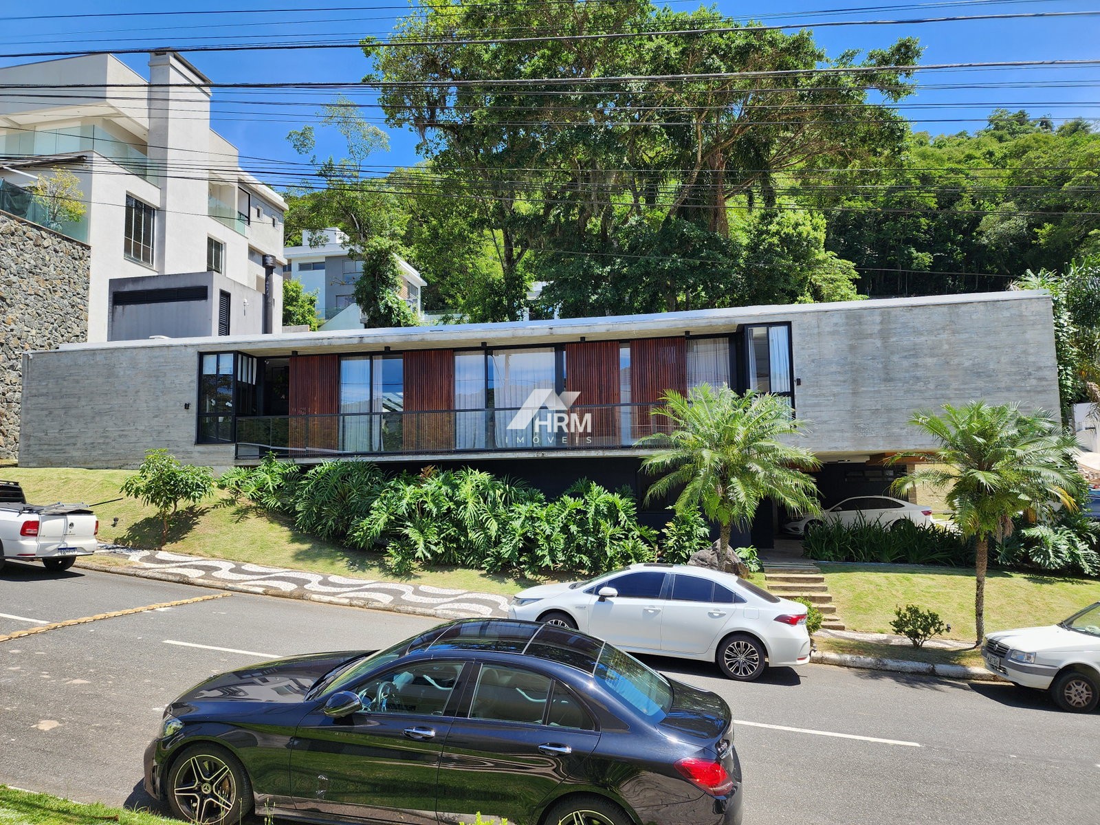 Bela casa com 04 suítes, no bairro da Barra em Balneário Camboriú.