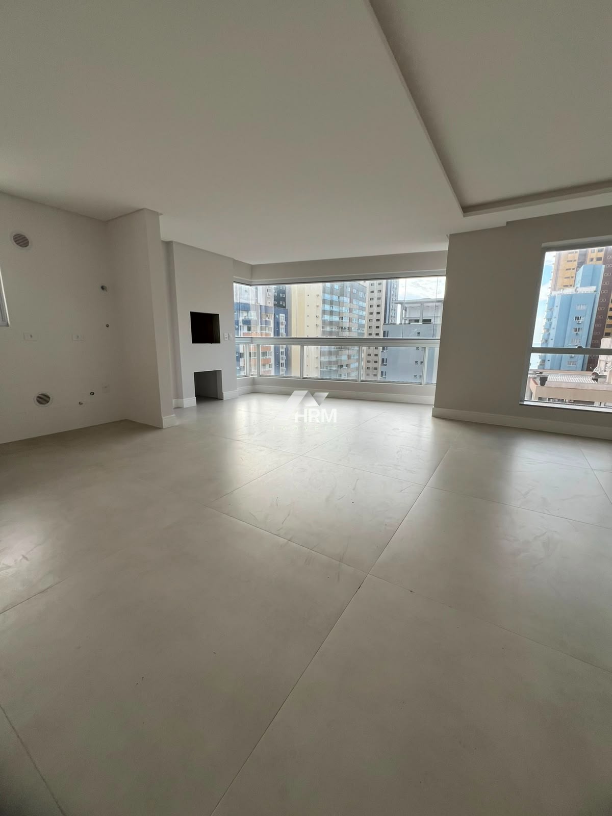 Apartamento com 04 suítes e 03 vagas. Centro, Balneário Camboriú.