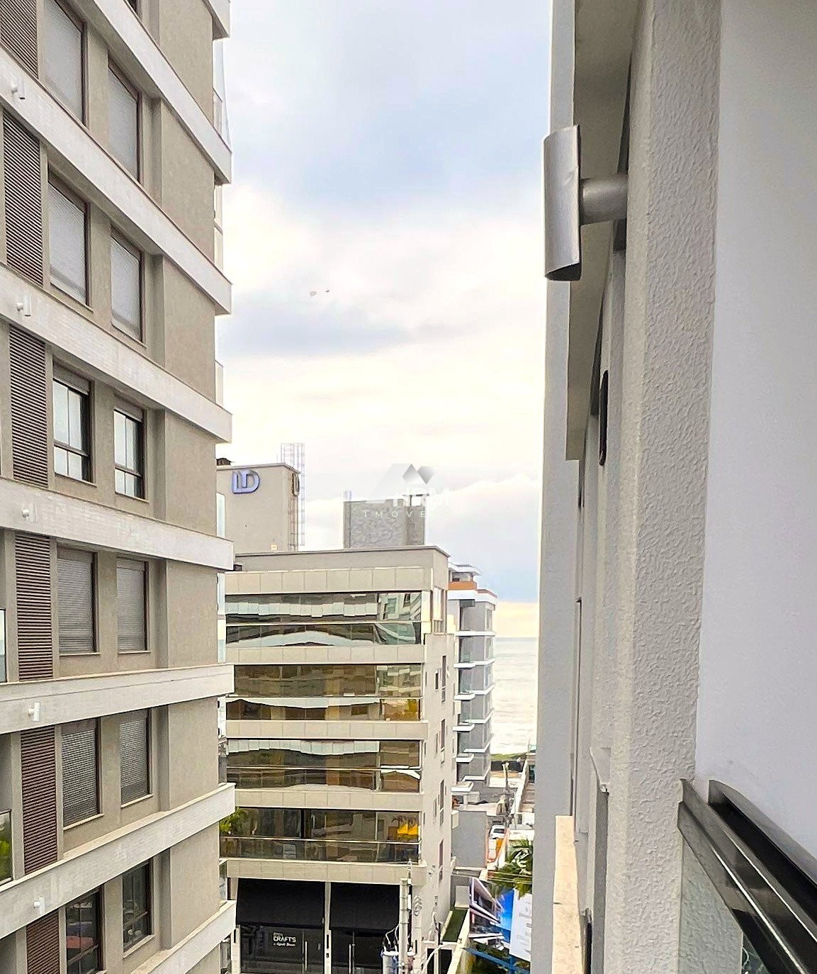 Apartamento com Sacada e 03 Suítes, na Praia Brava, Itajaí.