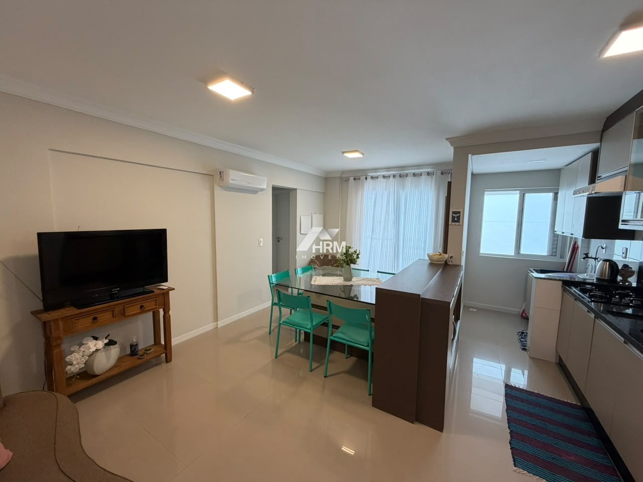 Apartamento mobiliado com 2 quartos, sacada com churrasqueira para venda.