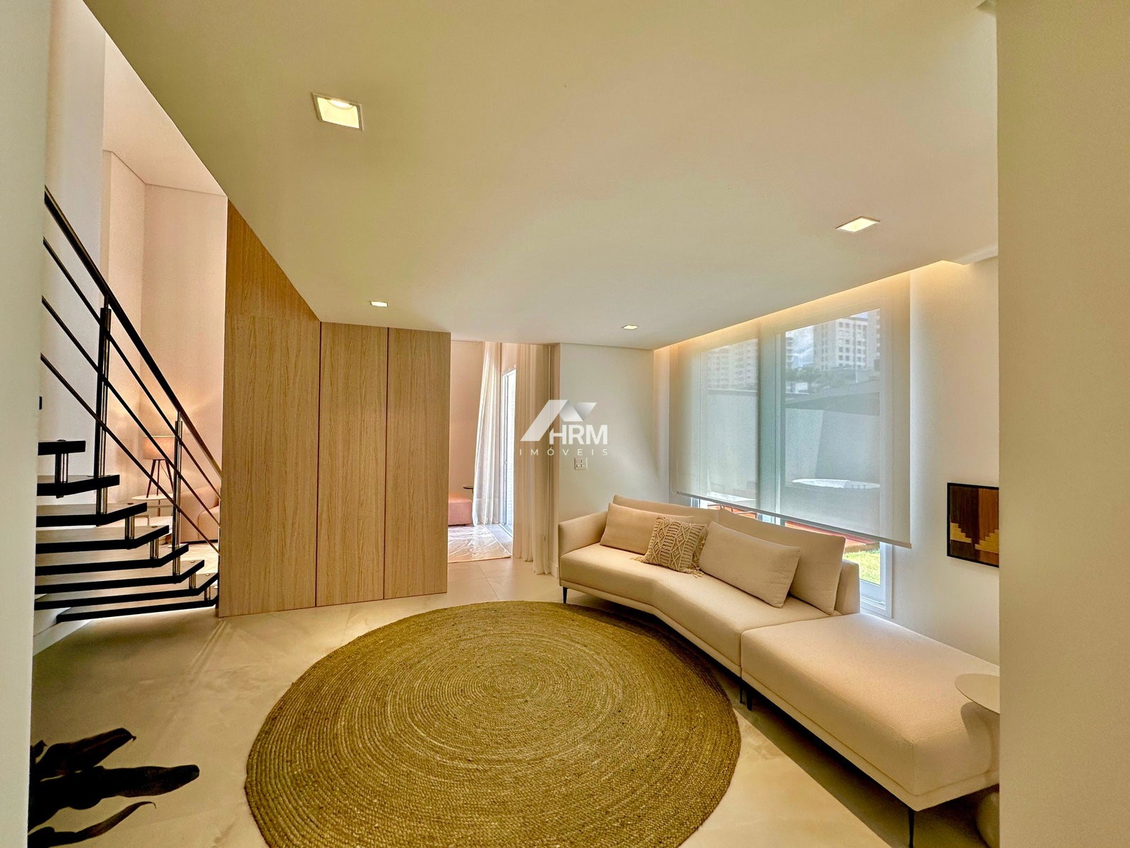 Apartamento Decorado, com 03 Suítes e 03 Vagas de Garagem. Praia Brava, Itajaí.