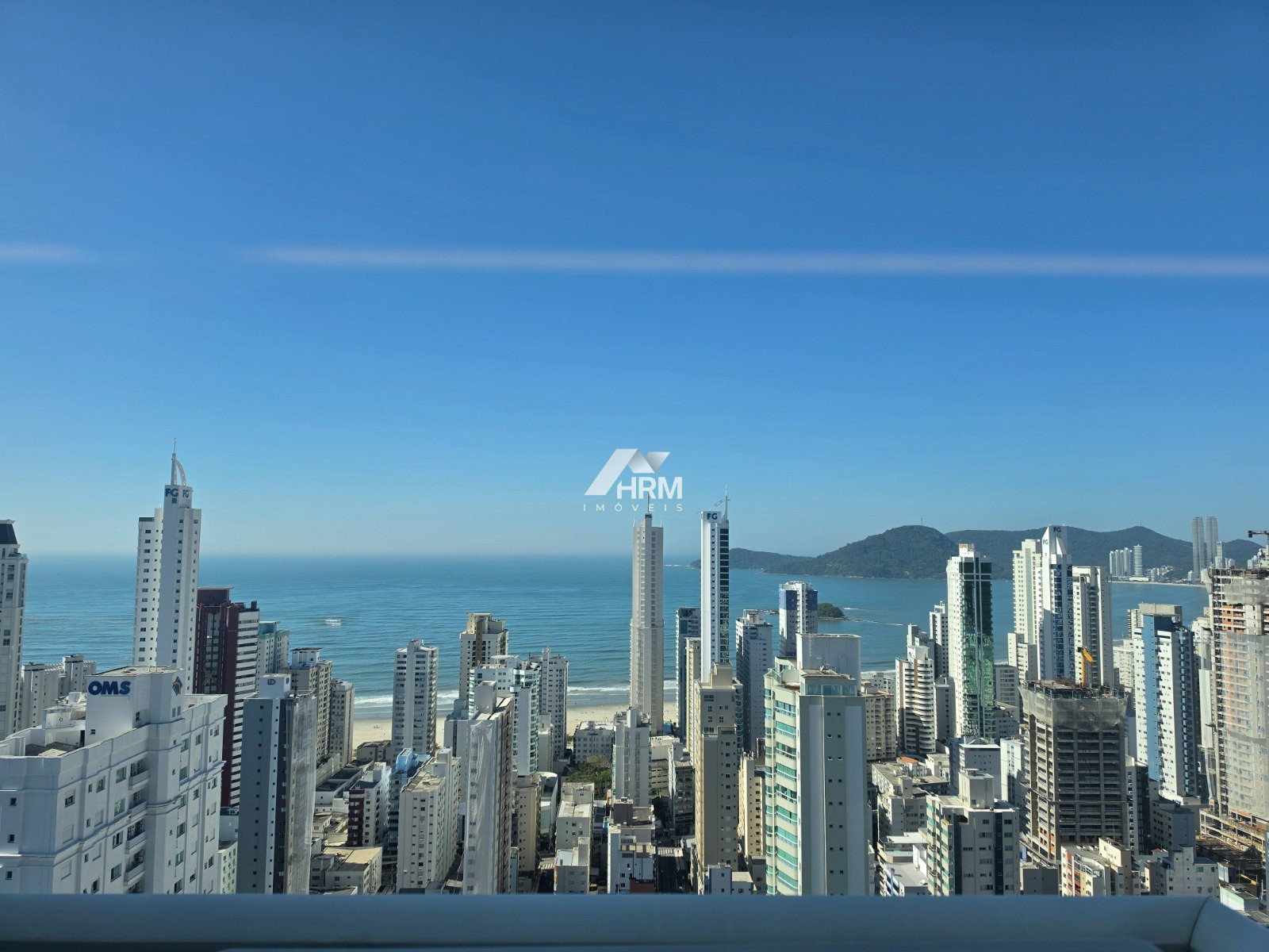 Apartamento com Vista Panorâmica e 03 suítes no Centro de Balneário Camboriú.