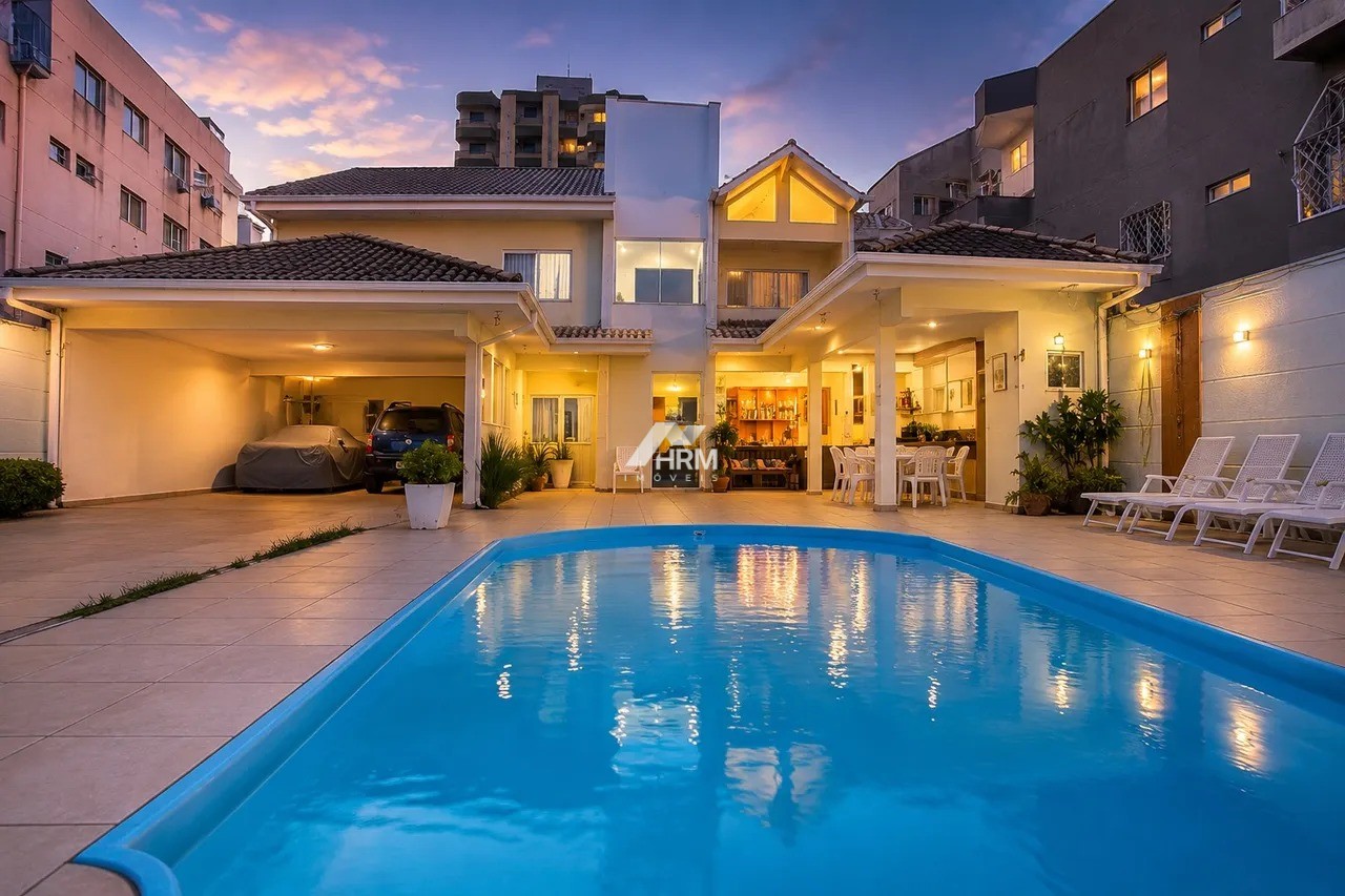 Belíssima Casa Duplex no centro de Balneário Camboriú.