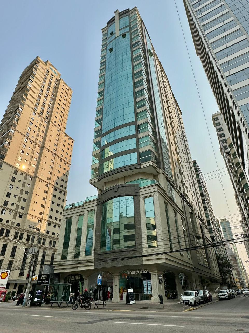 Premier Tower Residence, a venda em Meia Praia Frente Avenida