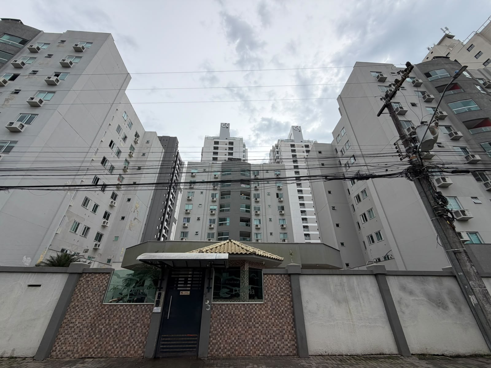 Apartamento reformado com 03 quartos e 02 vagas na Praia Brava.