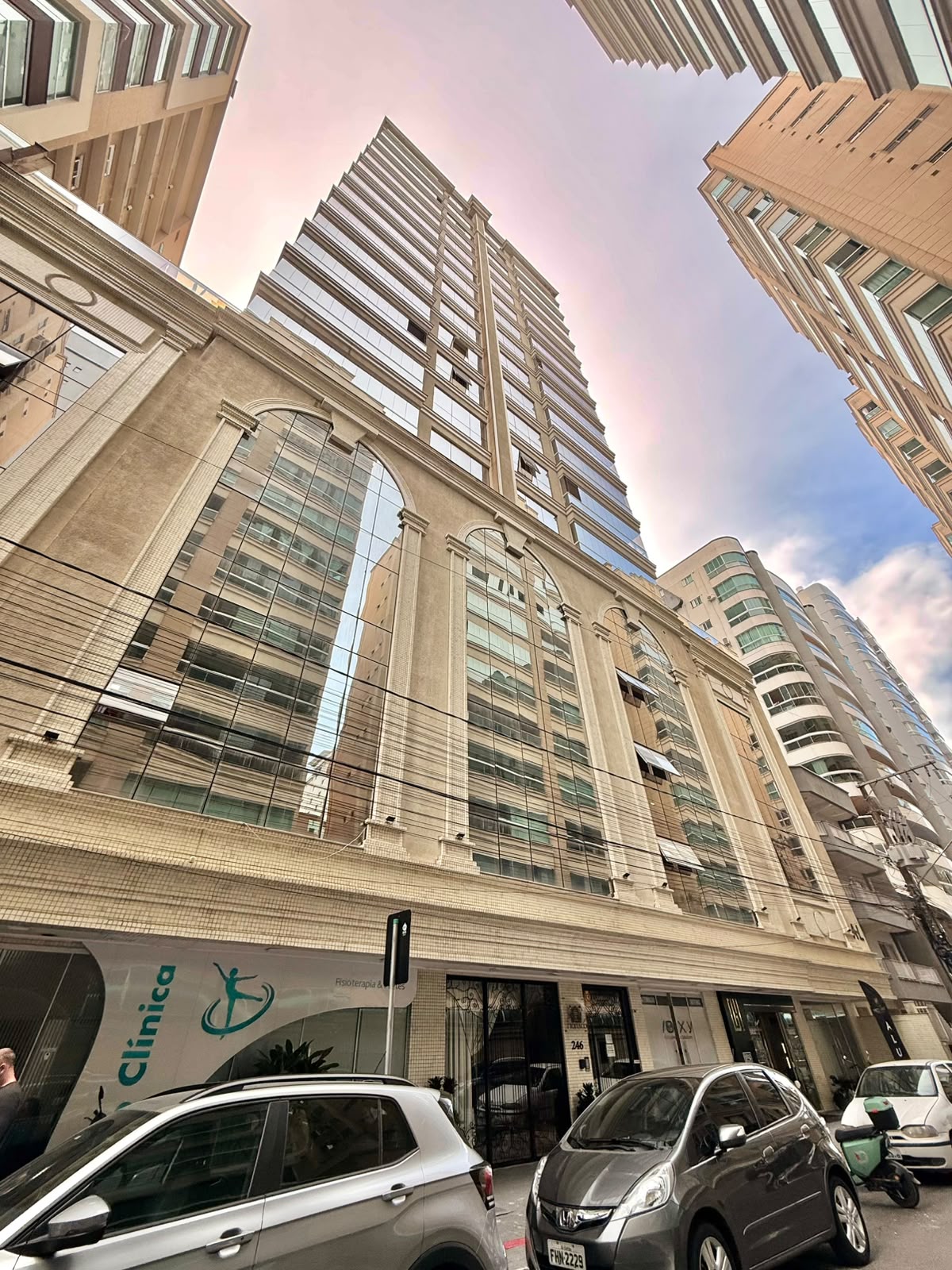 Apartamento Mônaco em Meia Praia | 4 Suítes e Vista Mar