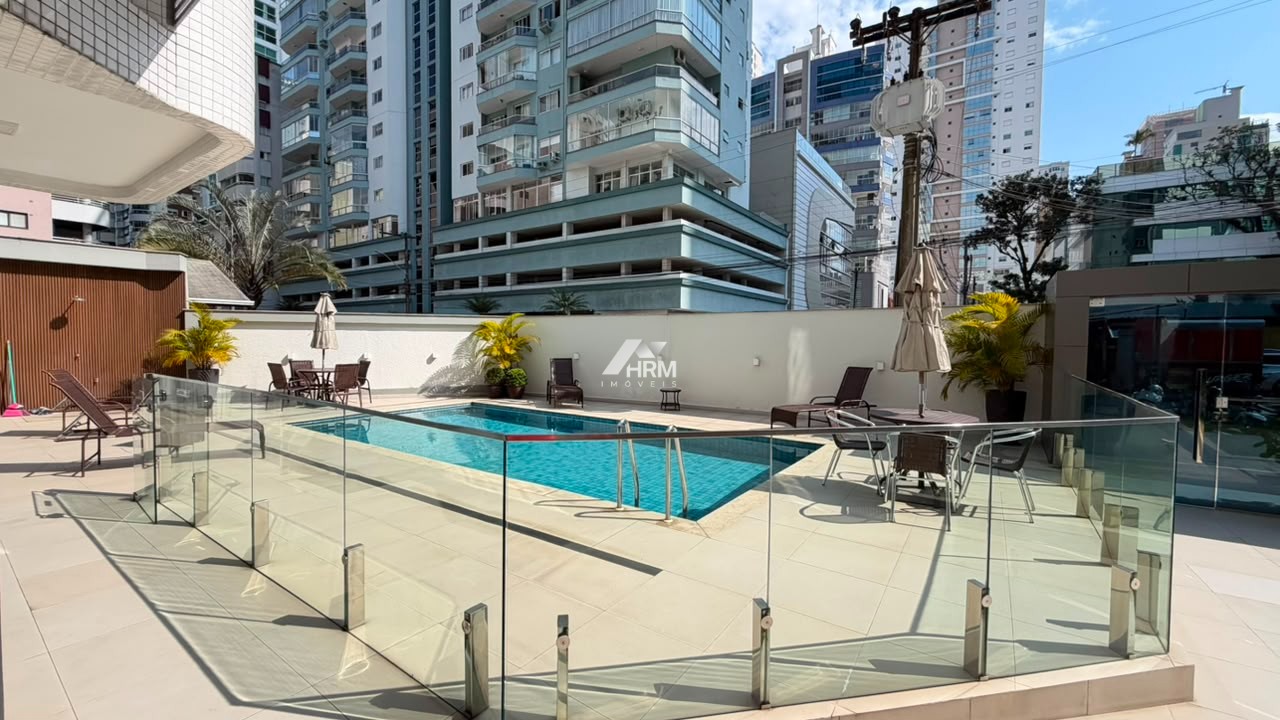 Apartamento Mobiliado, Com 03 Quartos, Sendo 01 Suíte no Centro de Balneário Camboriú.