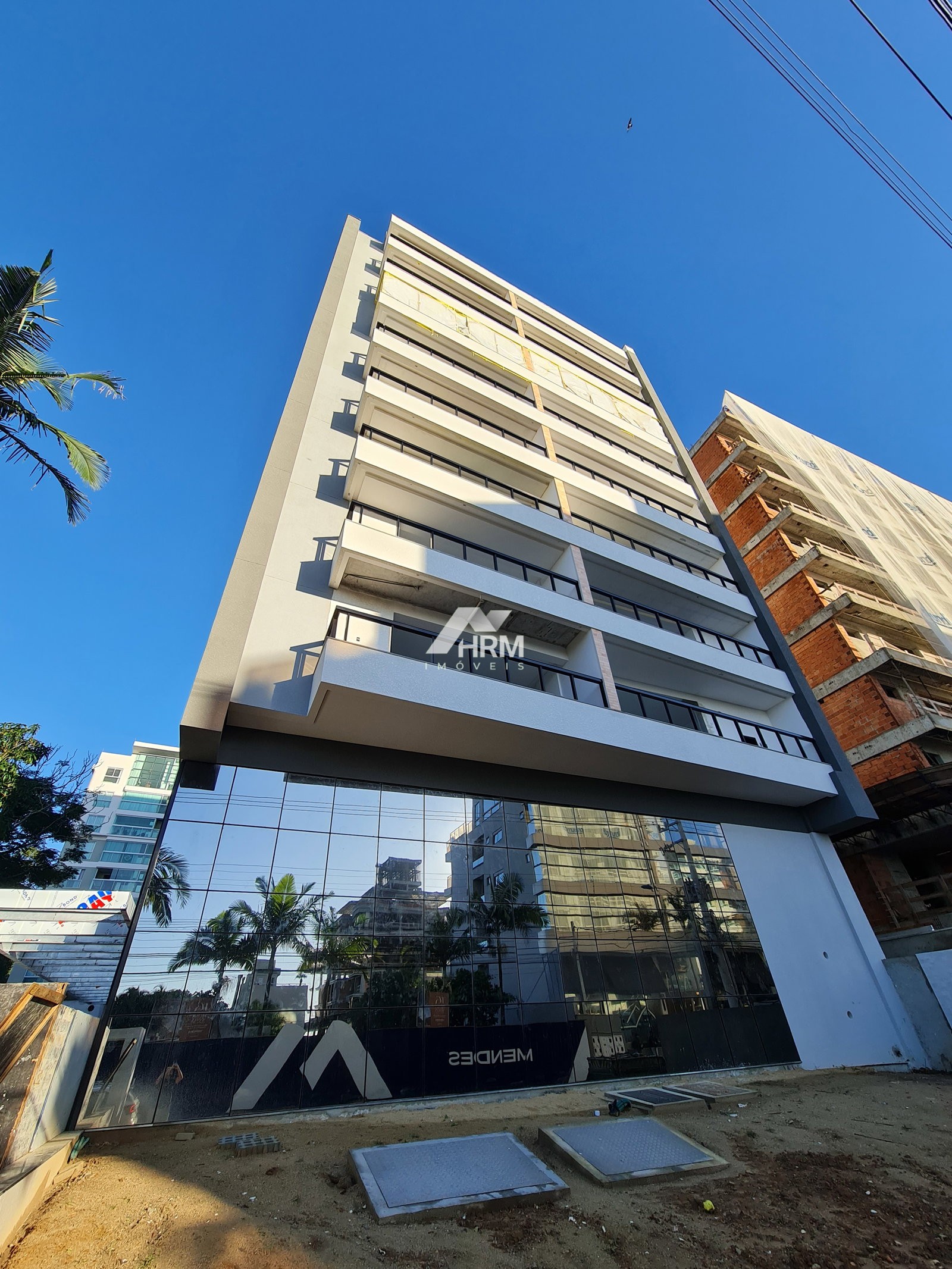 Apartamento com Sacada e 03 Suítes, na Praia Brava, Itajaí.