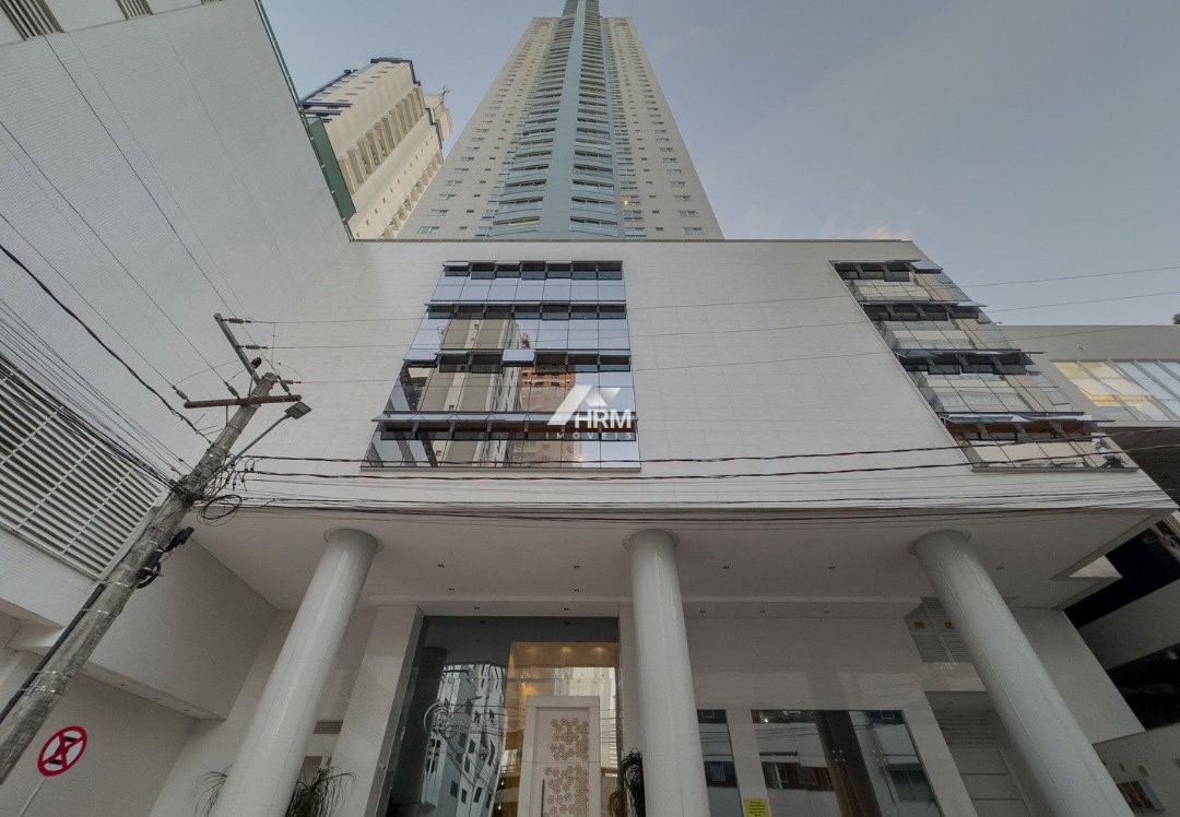 Apartamento com 04 suítes e 05 banheiros. Pioneiros, Balneário Camboriú.