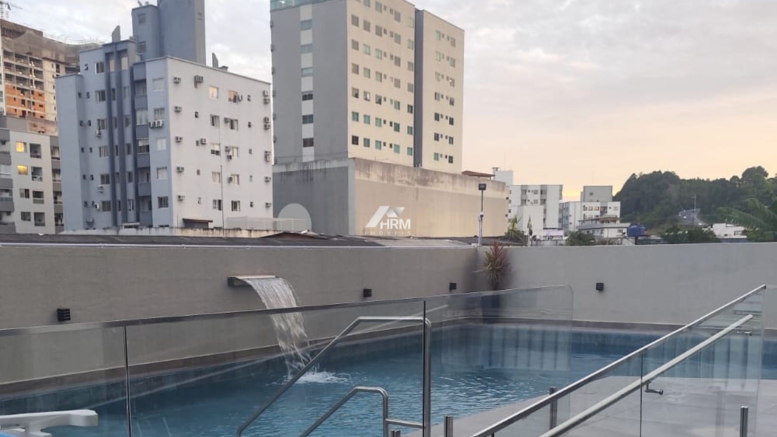Apartamento mobiliado no centro a 550 metros da praia em Balneário Camboriú.
